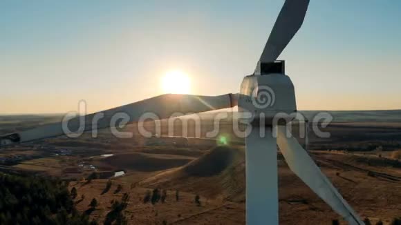 日落背景上的金属风车生态能源生产视频的预览图