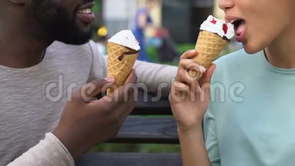 情侣吃冰淇淋提醒童年快乐时光在一起粗心大意视频的预览图
