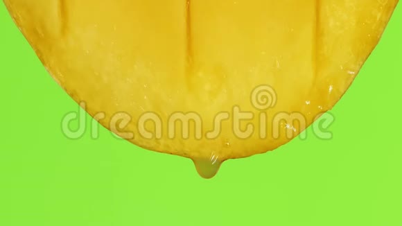 在绿色屏幕背景下从成熟芒果中掉下来的果汁视频的预览图