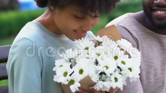 美丽的女士为鲜花而兴奋享受与心爱的男朋友在一起的时光视频的预览图