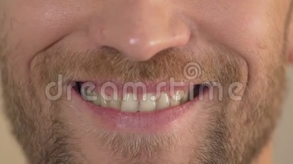 留着胡子的人微笑着进入镜头特写的脸快乐和喜悦情感视频的预览图