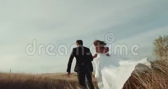 新郎新娘在美丽的地方奔跑美丽的风景视频的预览图