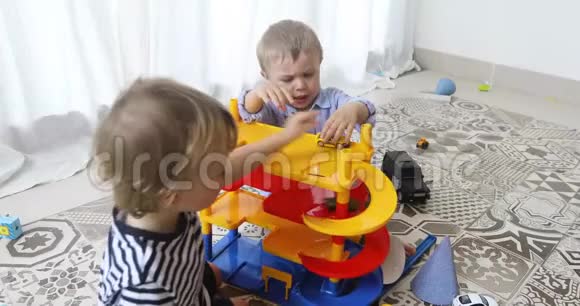 快乐的孩子在地板上玩玩具车视频的预览图