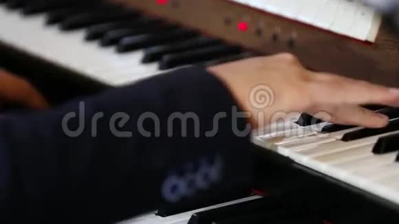 音乐家弹钢琴手视频的预览图