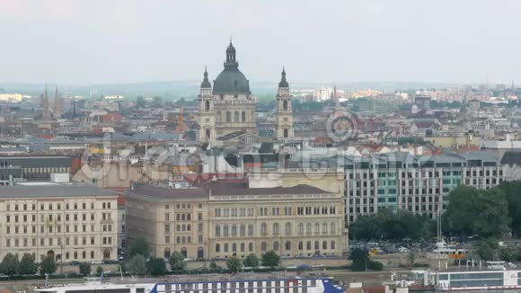 布达佩斯Pest一侧的巨大大教堂和夏日的屋顶视频的预览图