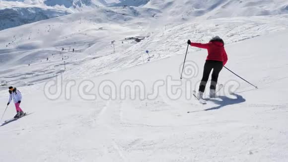 滑雪者滑下山向山坡上的另一个人发誓视频的预览图