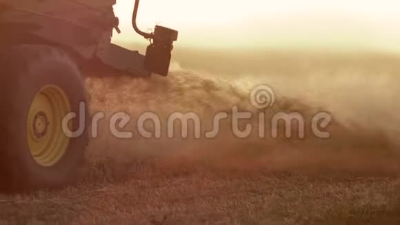 联合收割机收割小麦视频的预览图