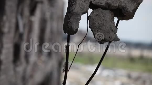 在战斗中被摧毁的钢筋混凝土配件视频的预览图