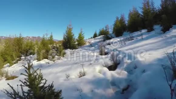 在冬山的山坡上冬山的小径冬山的风景雪上的脚印视频的预览图
