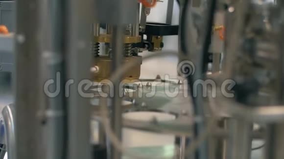 自动罐头包装系统罐头生产线在工厂生产线输送机上视频的预览图