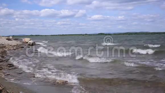 在湖上溅起波浪视频的预览图