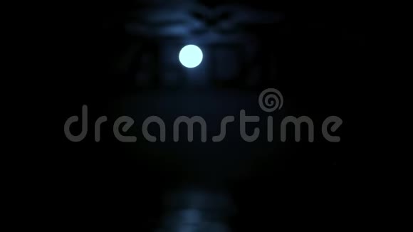 满月美丽地照亮了云彩视频的预览图