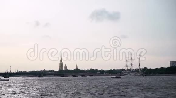 乘船与游客在城市的一条河渠在涅瓦河宫桥和彼得和保罗的景色视频的预览图