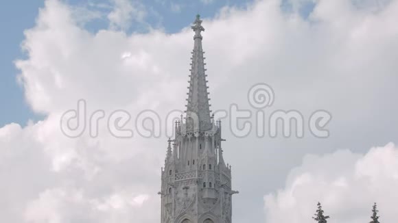 欧洲城市古老的新哥特式建筑白石塔的近景视频的预览图