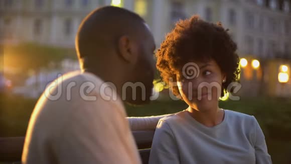 年轻女士温柔地抚摸着男朋友的脸爱的表情约会时的抚摸视频的预览图