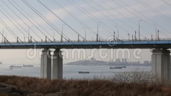 从丘尔金角到鲁斯基岛的桥梁穿过远东城市符拉迪沃斯托克的博斯普鲁斯东c的移动视频的预览图