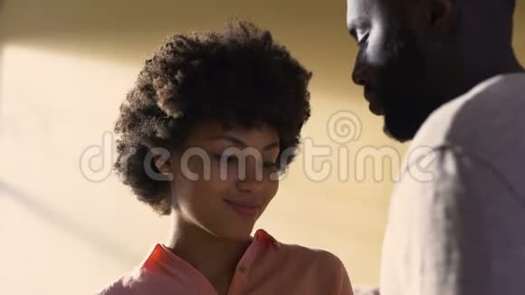 年轻女孩抚摸男友的脸性关系亲密亲密的欲望视频的预览图