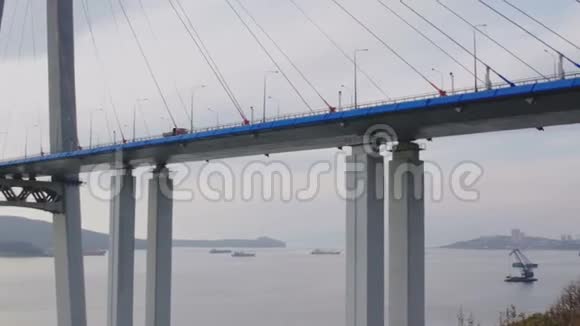 从丘尔金角到鲁斯基岛的桥梁穿过远东城市符拉迪沃斯托克的博斯普鲁斯东c的移动视频的预览图