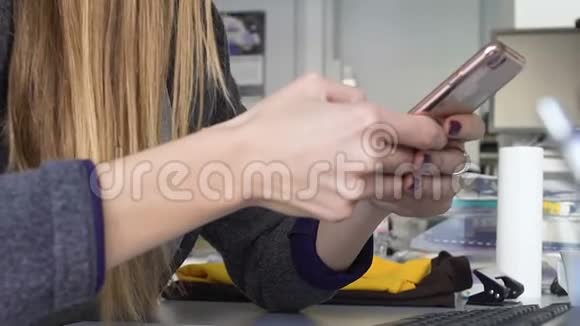 在办公室工作场所使用智能手机的妇女在工作时间玩游戏视频的预览图