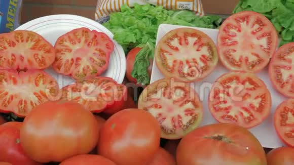 蔬菜柜台上的番茄和生菜视频的预览图