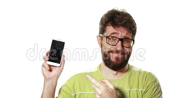断小器的概念长胡子的人手里拿着一个智能手机坏了的屏幕视频的预览图