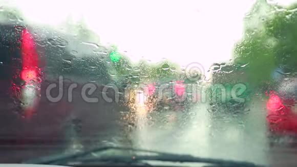 汽车在雨中绕着城市行驶视频的预览图