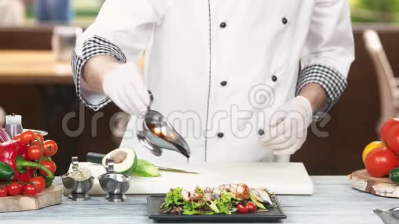 厨师在沙拉中加入酱汁视频的预览图
