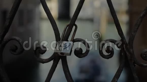 意大利威尼斯桥上的爱情挂锁视频的预览图