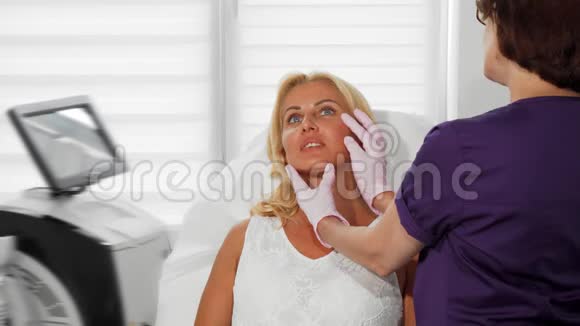 成熟的女人用美容师检查她的皮肤视频的预览图