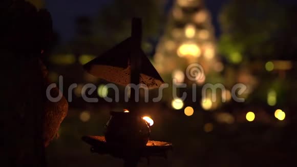 在一座亚洲寺庙里一盏燃烧着的油灯在夜间慢镜头拍摄视频的预览图