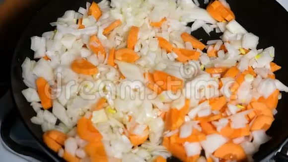 烹饪过程中厨师在蔬菜中加入盐和香料视频的预览图