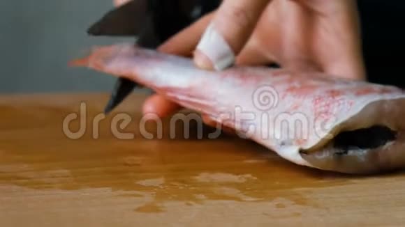 女人切鱼鳍和鱼尾视频的预览图