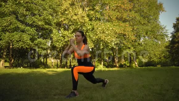 美丽的女人早上在森林的小路上做健身运动视频的预览图