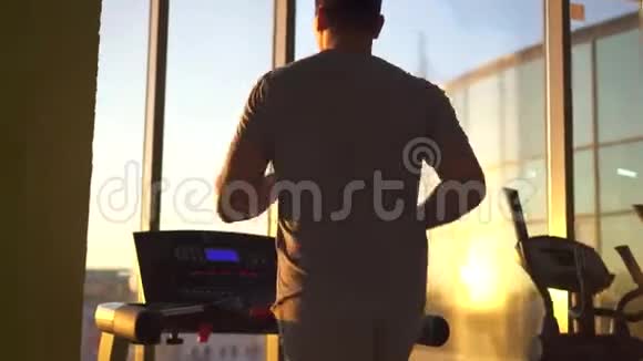 30岁的年轻人在跑步机上工作视频的预览图