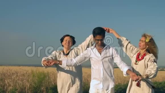 动作慢两个穿着国服的印度男孩和两个女人在路边表演国舞视频的预览图