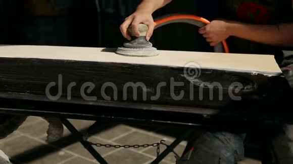 机械研磨汽车部分进行油漆修理工打磨汽车车身视频的预览图