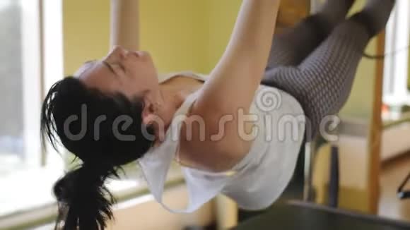 在健身房锻炼普拉提的女人体的物理治疗工作室设备普拉提视频的预览图