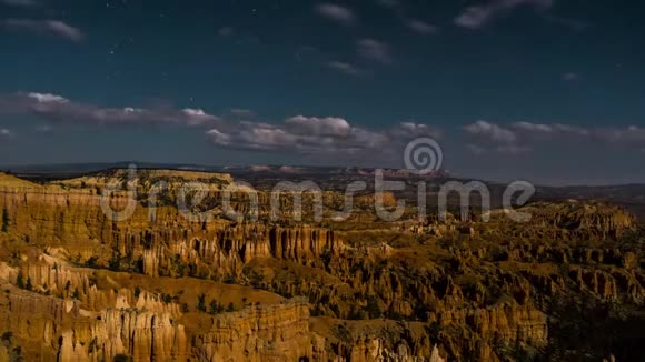 美国布莱斯峡谷有星星小径的夜山景观4K时间流逝视频的预览图