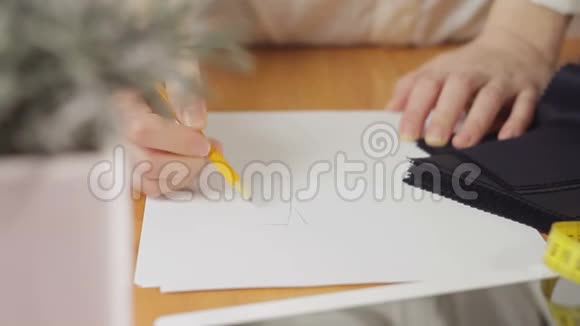一个女人的手特写一个时装设计师在阁楼上画衣服的草图视频的预览图