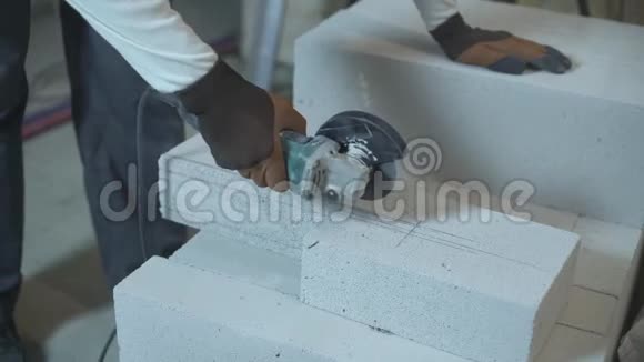 建筑工地的专业建筑工人视频的预览图