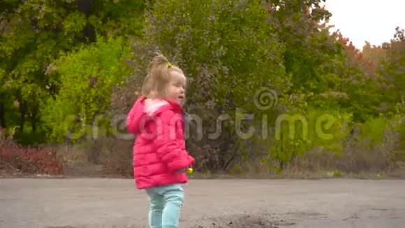 秋天公园里的小宝贝视频的预览图