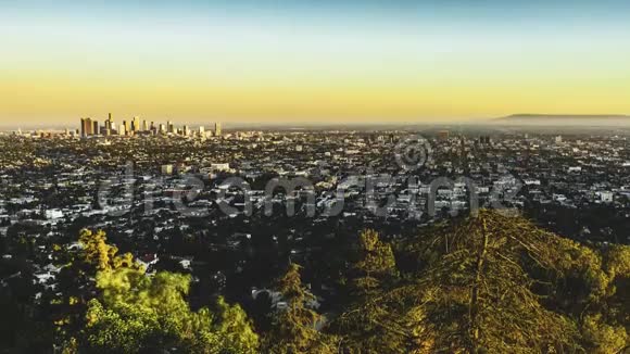 4k时间推移电影剪辑洛杉矶航空日落面对洛杉矶市中心天际线黄昏与史诗粉色视频的预览图