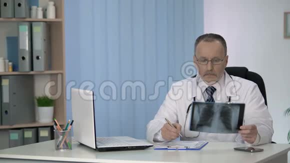 外科手术前病理医生检查并描述病人肺部x线扫描视频的预览图