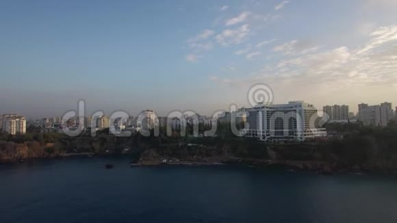 以海岸和海洋为前景的城市空中景象土耳其安塔利亚视频的预览图