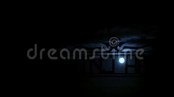 夜晚的满月满月美丽地照亮了云彩视频的预览图