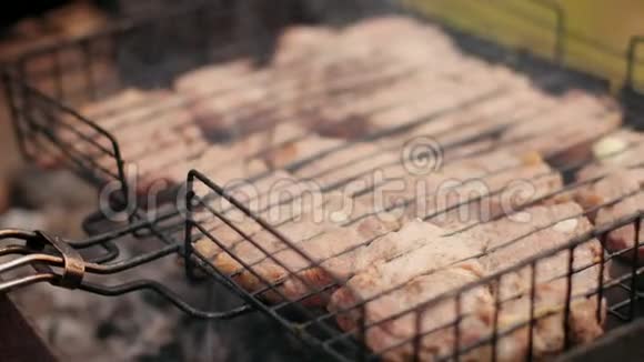 人们在烤架上准备大块的肉准备烤视频的预览图