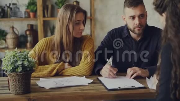 帅哥买房人与房产经纪人签订销售协议拿到钥匙后拥抱女友视频的预览图