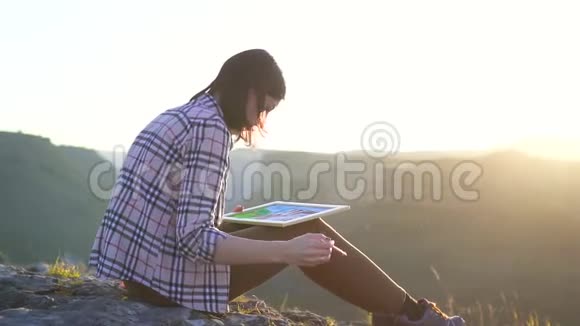 女孩艺术家画了一幅山和日落的图画慢悠悠视频的预览图