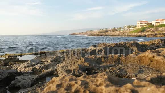 平静的蔚蓝的大海和在风景如画的塞浦路斯岛背景下的空石滩视频的预览图