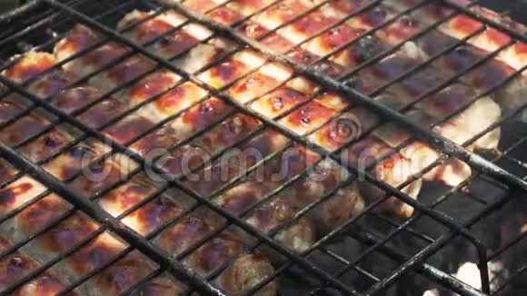 在烤架上烤着鲜嫩的美味香肠视频的预览图